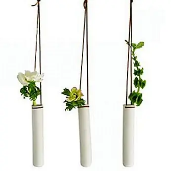 Вот еще одна красивая ваза, на этот раз немного больше, чем предыдущая, представленная здесь. Он изготовлен той же компанией, что и Dent Bud Vase, и изготовлен из того же материала. Ваза измеряет диаметр 6,75 дюйма х 1,25 дюйма и висит от 12-дюймового кожаного шнура. Это новый способ создания цветочных композиций.