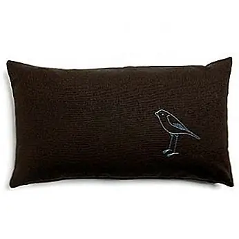 Эта простая, но элегантная подушка была разработана Шелли Клейном и изготовлена K Studio, Гранд-Рапидс, Мичиган. Он изготовлен из 55% конопли и 45% органического хлопка и имеет естественное заполнение перьев. Размеры этой прекрасной подушки составляют 18 