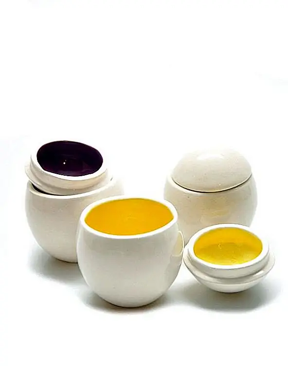 Этот маленький яйцевидный горшок был спроектирован Дженнифер Фишер и имеет простой, но очень милый дизайн. Он идеально подходит для хранения крошечных сокровищ и воспоминаний. Это продукт ручной работы, и это означает, что каждый из них уникален и может незначительно отличаться. Он измеряет приблизительно 2,75 дюйма с диаметром 1,5 дюйма.