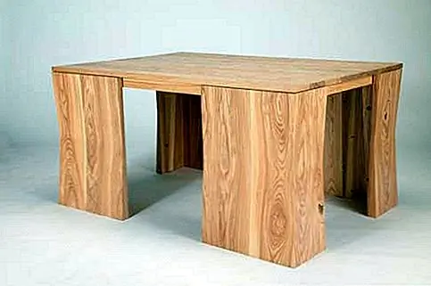 Это отличный стол для небольших апартаментов. Поскольку стулья могут быть полностью заправлены, вы будете экономить место, и ваш стол будет аккуратным и чистым. Если его не использовать в качестве обеденного стола, его дизайн позволяет использовать его в качестве бара, например.