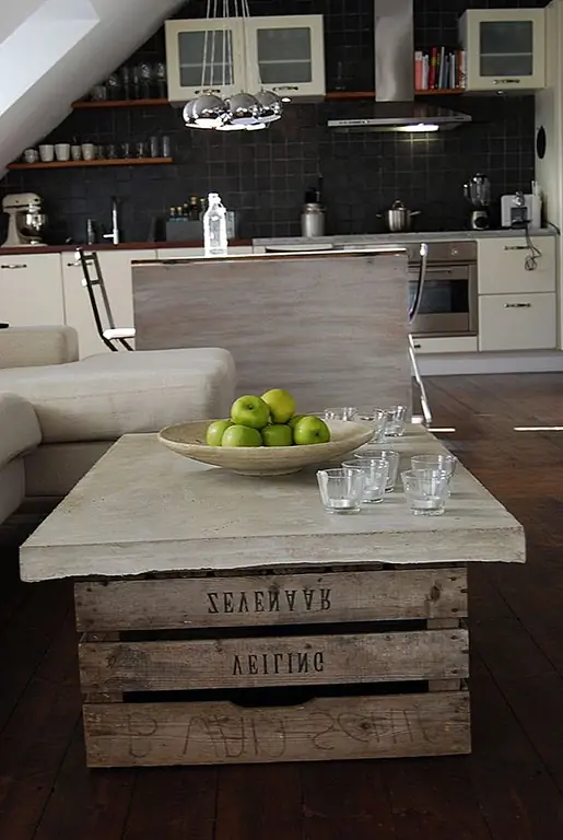 Но если вы не обязательно интересуетесь такими сложными проектами и только хотите изучить саму идею наличия конкретного кофейного столика, вы можете сами построить его. Вы можете даже комбинировать бетон и дерево и проектировать свой стол с основанием из старого ящика, поверх которого вы добавляете бетонную вершину.