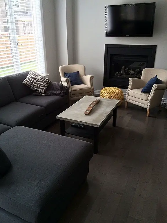 При построении такого стола первым шагом является создание плесени, в которой можно заливать бетон для верха. Когда все будет сухим и законченным, заполните промежутки по бокам цементом и нанесите верхнюю пару несколько раз. Затем вы можете применить каменный герметик. {Найдено в ikeahackers}.