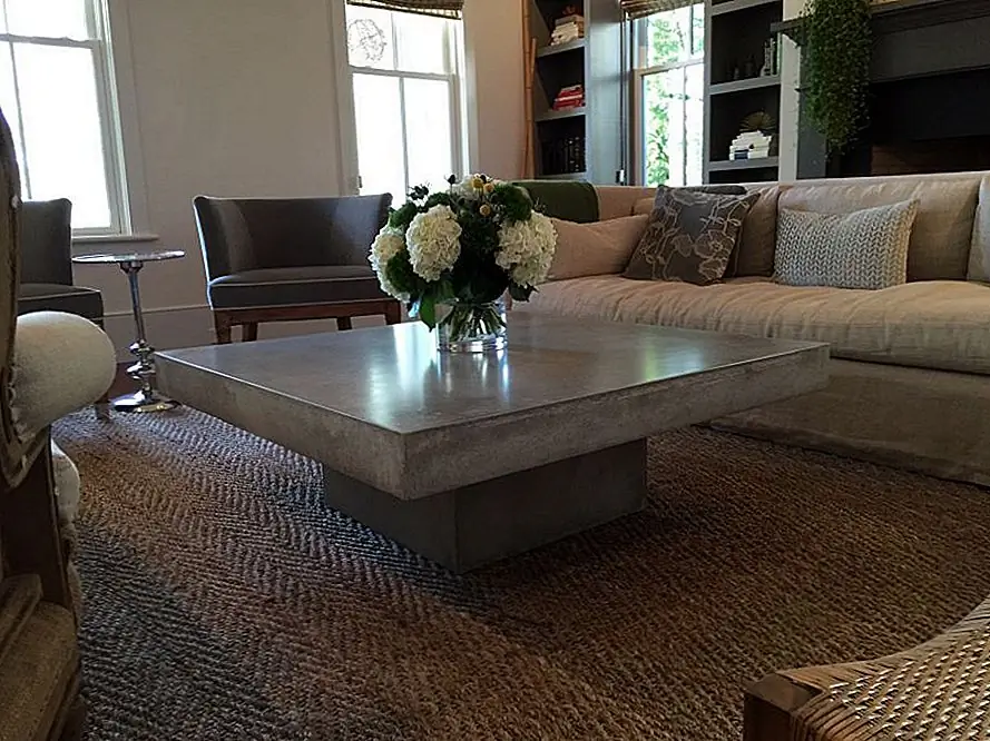 Вы можете использовать либо базу из существующего журнального столика, либо сделать один из бетона подходящим. В конце вы можете применить несколько слоев атласной отделки, чтобы сделать стол устойчивым к разливам и дать ему гладкий вид. Вы можете увидеть полный проект на imgur.