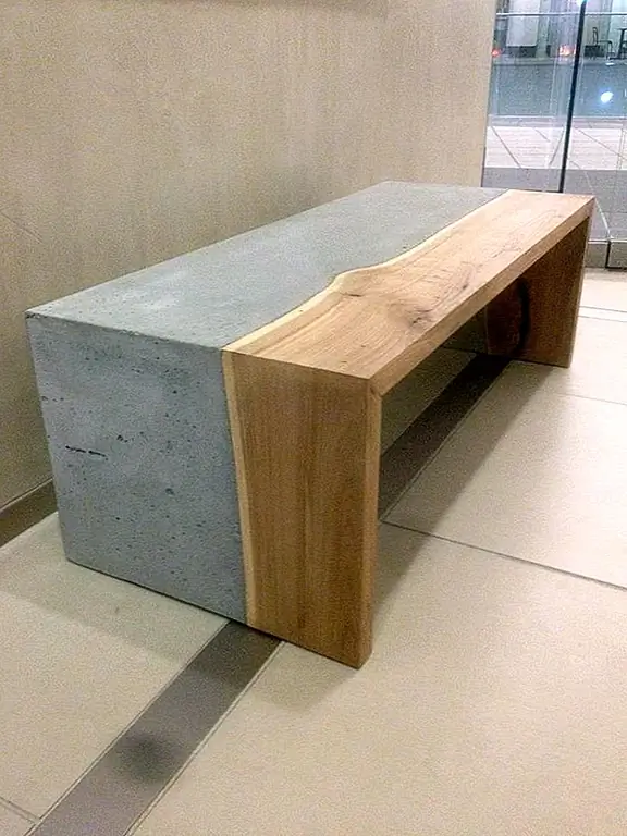 Сочетание бетона и дерева, представленное этим столом, является неожиданным и действительно привлекательным. Холодность бетона и теплота дерева дополняют друг друга естественным и гармоничным образом.