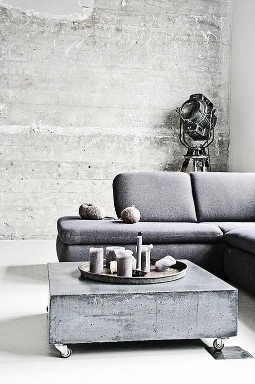 Бетонный кофейный столик, хотя он может быть очень универсальным, имеет тенденцию лучше сочетаться с определенными стилями. Например, у этого есть компактный и надежный вид, и он очень хорошо интегрируется в интерьер промышленного лофта.