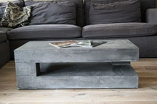 Бетонные кофейные столики бывают самых разных форм, размеров и конструкций, и это связано с ковкостью материала. Эта конкретная таблица, например, использует асимметричный дизайн, чтобы выделяться и, в то же время, быть максимально функциональной.