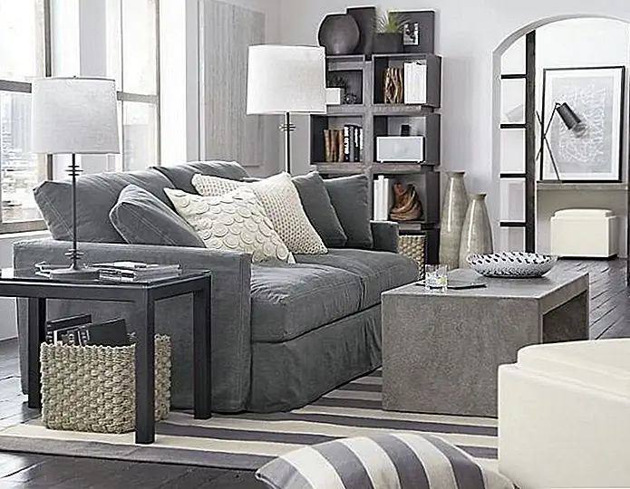 Кофейный столик Mason показывает нам, что бетон имеет сложную сторону. Эта сторона была продемонстрирована в минималистском дизайне, который подчеркивает полированную поверхность стола, чистые линии и холодный серый цвет. Простота дизайна делает его особенно привлекательным. Доступно за $ 899.