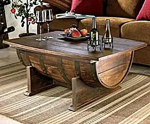 Кофейный столик из дубового виски