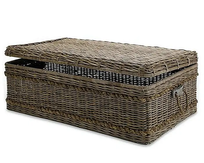 Просто держите крышку закрытой и расположите сундук, как кофейный столик. Новый «журнальный столик» выполнен из плетеных плетеной ткани и имеет две ручки по бокам, которые облегчают транспортировку. Ручки изготовлены из другого материала - ковровой веревки и декоративного фруктового дерева. Ну, так как он уже существует и занимает пространство, вы можете хранить некоторые книги внутри ствола, даже если вы используете его в качестве кофейного столика, и это придаст ему стабильность, и он не сдвинется, если вы поместите на него что-то более тяжелое. В этом случае очень полезен тот факт, что он построен с использованием сварного алюминиевого каркаса для прочной прочности. Винтажный вид представлен матовой серой патиной, и это будет отлично для любой гостиной. Если вам это нравится, вы можете заказать его онлайн за $ 895.
