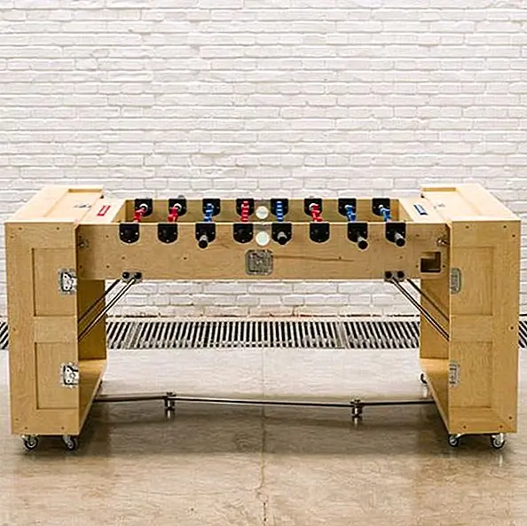 Вдохновленный неустойчивым и буйным духом современной городской среды обитания, такой как Пекин, и ее эпическое расстройство строительства, распада и регенерации, коллекция отлично подходит для любого дома. Эти части выходят из своей собственной оболочки доставки, чтобы сформировать уникальный пространственный язык. Они стали карапанами, которые могут содержать наши воспоминания и предметы, которые мы любим. Эти части идеально подходят для людей, которые много двигаются и не имеют времени на упаковку или магазин мебели.