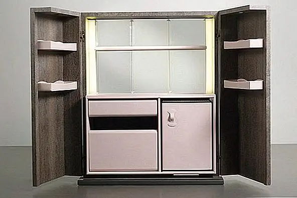 Их изысканная итальянская мебель создана с использованием самых лучших материалов. Они сделаны из кожи, кашемира, шелка и бархата вместе с муранским стеклом и экзотическими лесами, такими как циркот. Каждый продукт выполнен на заказ в соответствии с запросами клиента. Это также означает, что доставка занимает около 14 недель. Их портфолио обширно и включает в себя множество великолепных дизайнов, таких как прекрасный тумбочка, который поставляется в 15 разных цветах, сундук с кожаным салоном и кожаный бар. Цены варьируются от $ 15.000 до $ 100.000. По-моему, это очень дорогой магазин!