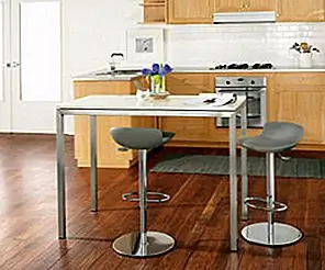 Гладкий дизайн и хромированный баровый стул