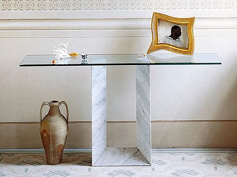 Стол Diapason был спроектирован Studio Diapason, и у него есть база, доступная в травертине или белом каррарском мраморе с неправильной формой. Верх из прозрачного стекла. Размер и форма стола позволяют использовать его в коридорах, а также в гостиных или столовых.