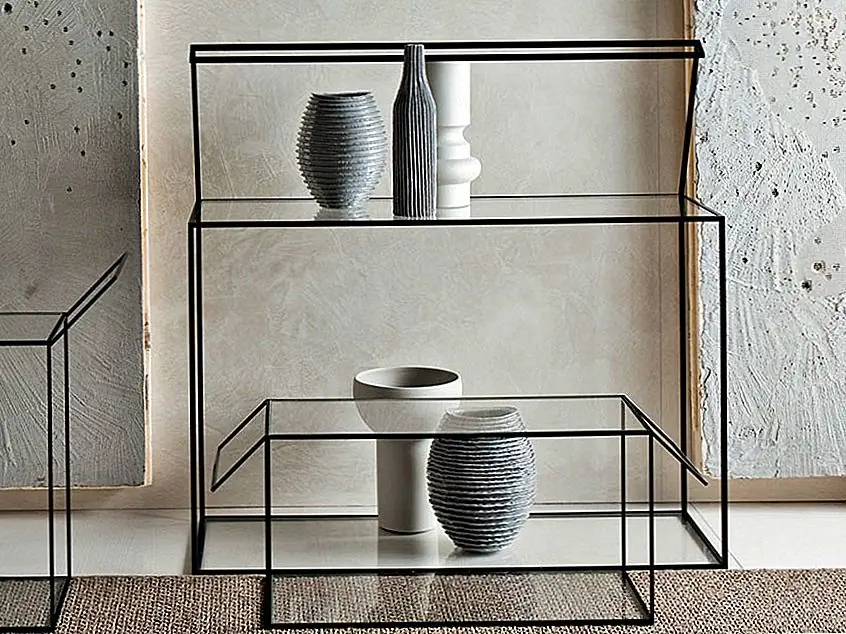 Эта консольная таблица является частью коллекции Grado °, разработанной Рон Гиладом. Он имеет сложный и прозрачный дизайн, который отражает склонность дизайнера к простым геометрическим линиям и формам. Таблица имеет графический и отрывочный вид, который позволяет воображению свободно интерпретировать всю композицию.