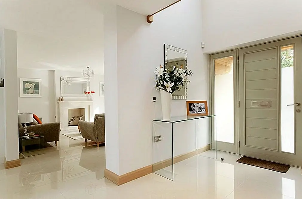 Как мы уже упоминали, консольные таблицы универсальны по своей природе и могут быть интегрированы в различные конфигурации и типы конструкций и декоров. Вот минималистская модель, сделанная полностью из прозрачного стекла. Он используется как акцент для входа в прихожую. {найдено на pwcr}.