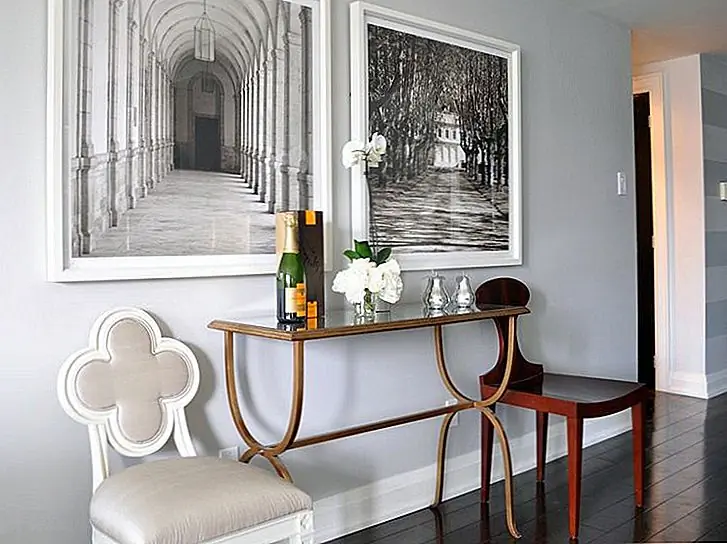 Другая конфигурация имеет консольную таблицу, дополненную двумя стульями и двумя большими кусками художественных работ. Дизайн эклектичен из-за разнообразия материалов, отделки, цветов и влияний.{найдено на meredithheron}.