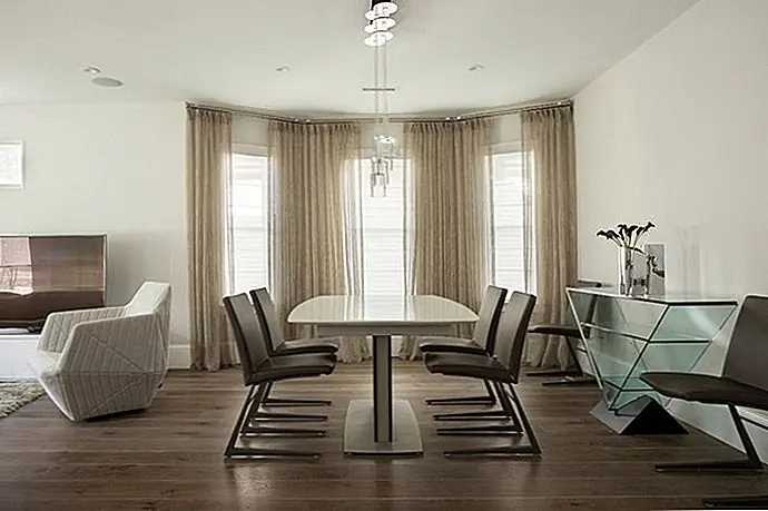 Но коридоры и входные фойе - не единственное возможное место для стеклянной консоли. Геометрический дизайн этой конкретной модели делает его интересным дополнением к столовой. Он имеет минимальное влияние на декор из-за выбора материала, и все же он выделяется. (найдено на globalinteriordesign)