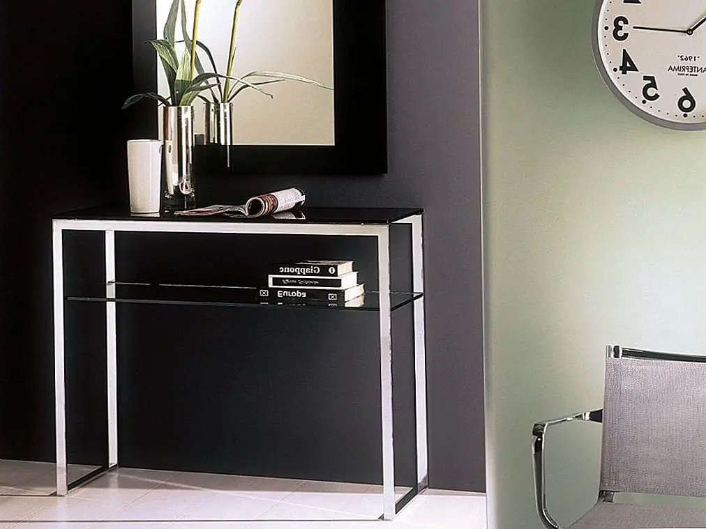 Стол хип-хопа имеет прямоугольную стеклянную верхнюю часть и две дополнительные нижние полки, что делает его очень универсальным и подходит для различных помещений. Обе полки и верхняя часть могут использоваться как поверхности отображения для коллекций и других объектов. Он был спроектирован Studio 28.