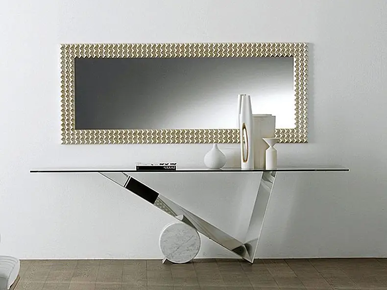 Благодаря сочетанию материалов, таких как орех, мрамор и стекло, консольный стол Valentino от Emanuele Zenere имеет асимметричный дизайн и скульптурный вид, который позволяет легко выделяться в любых условиях.