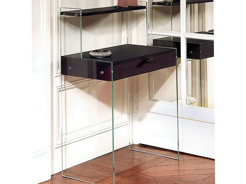 Когда стол «Bonjeur du jour» был впервые спроектирован в 19 веке во Франции, он служил исключительно как письменный стол и был создан для домашних офисов, жилых комнат или фойе. Современная версия, разработанная Adentro Studio, снабжена выдвижным ящиком и полкой и выполнена с использованием сверхчистого закаленного стекла.