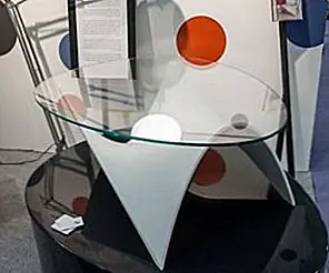 Многие гламурные лица стеклянных журнальных столиков