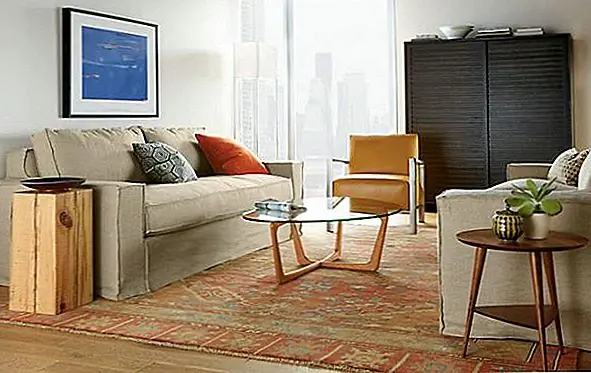 В любой современной гостиной можно наслаждаться такой элегантной штукой, где вы можете поставить свою чашку кофе, свой любимый журнал или освежающий коктейльный бокал.