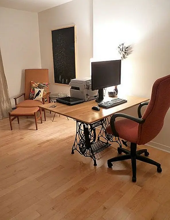 Это подали в суд на швейную машину с педалью, и она превратилась в стол. Основа - единственная часть, которая была повторно использована, и это из-за ее прекрасного дизайна. Он также имеет отличную форму для стола. У него даже есть подставка для ног, очень практичный элемент. Вы можете использовать свою швейную машину как письменный стол, и это сделает замечательное дополнение к домашнему офису. {Найден на dans-le-townhouse}.