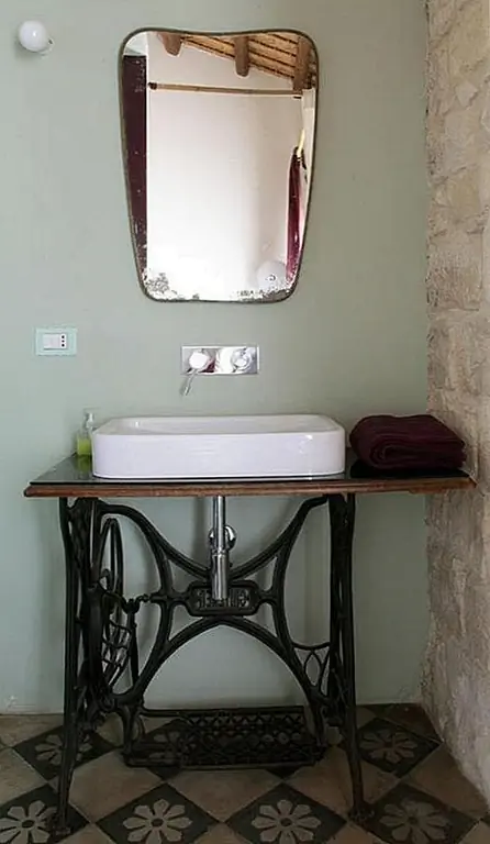 В общем, это просто основание швейной машины, которая повторно используется или перераспределяется. В этом случае он превращается в таблицу промывочного бассейна. учитывая его дизайн и изношенный вид, это сделало бы приятное дополнение к ванной, которая имеет более деревенский и уютный интерьер.