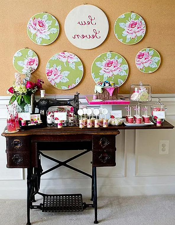 Металлическая основа швейной машины для пешеходов имеет красивый дизайн, но обычно она носит изношенный вид. Лучше не пытаться полностью восстановить его или сделать его похожим на новый. Эта изношенная отделка придает ей характер. Здесь эта база была использована для создания хорошей таблицы для отображения. Украшения также соответствуют стильным функциям стола, поэтому изображение прекрасно сбалансировано.