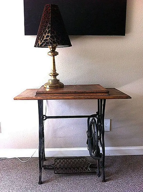 Этот конечный стол также очень очарователен. Это сделано с использованием основы из античной швейной машины, которая сохранилась красиво. Комбинация черного металла и темного дерева очень красива. Вы можете использовать такой стол в гостиной, но также в таких местах, как спальня, домашний офис или кабинет. {Найдено на etsy}.