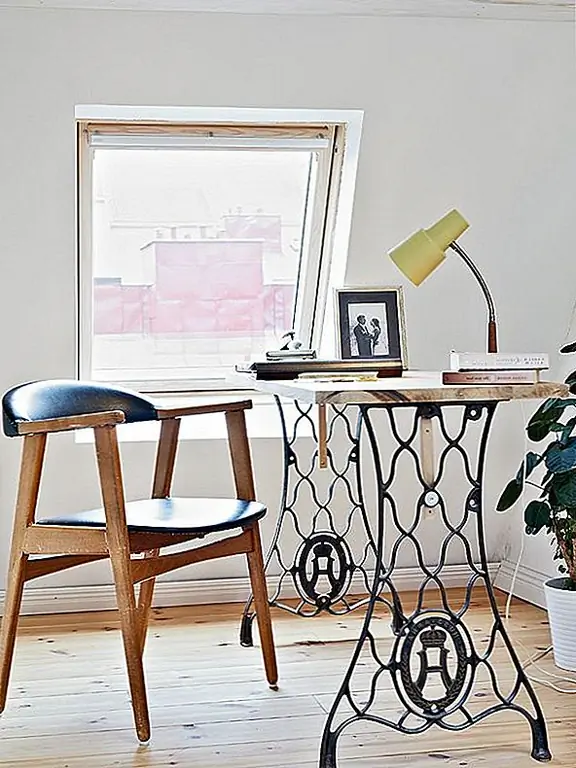 Как вы можете видеть, на этом столе также есть части старой швейной машины. В этом случае только ноги были повторно использованы. Ножная опорная конструкция была удалена, и повторно используемые части теперь являются основой для стола, который больше, чем швейная машина, вероятно, была причиной, по которой она была разобрана. Основание придает столе очень элегантный и шикарный вид. {Найден на EmmaBlogg}.