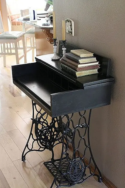 Эта таблица также имеет базу, заимствованную из антикварной швейной машины. он сохранился неповрежденным, а его черная отделка соответствует черной деревянной структуре стола. это то, что вы можете использовать в коридоре, в домашнем офисе, в библиотеке или даже в гостиной. Это отлично подходит для отображения.