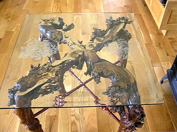 Стеклянный верхний стол - это творческий предмет, который может стать фокусом вашей гостиной. Стеклянная крышка имеет 1/2 "пластину с 1" скосом по периметру. Он имеет две офорты виноградных кластеров на нижней стороне для их защиты. Дизайнер также использовал железо, окрашенное бордовым для крепления ног. Габаритные размеры этой прекрасной сказки 30 "h x 28" d x 28 "w.