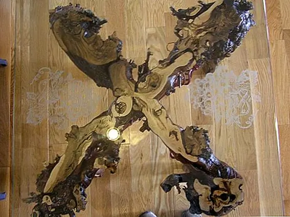 Идеально подходит для почти любой комнаты, стеклянный верхний стол с виноградными лозами - замечательная штука. Доступный за $ 350,00, этот предмет является эклектичной особенностью, необходимой вашему дому.