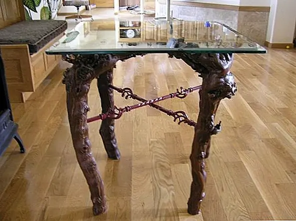 Интересный стеклянный верхний стол с виноградными лозами