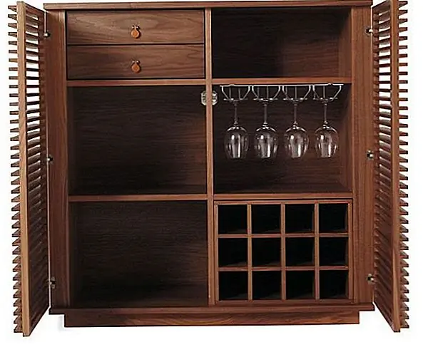 Линейный брусок, сделанный из солитного грецкого ореха Натаном Йонгом