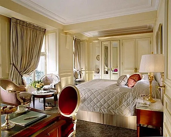 Как изящный камень сам по себе, мрамор, который украшает роскошные и изысканные спальни в спальне (и небольшой письменный стол, если на то пошло), является естественным выбором. Деревянные основания столов смягчают блеск мрамора и помогают сохранить очень легкое пространство на земле.