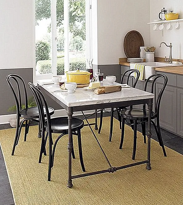 Сочетание роскошного мрамора на столе из кованого железа и современных стульев из хрусталя, все на натуральном ковре прекрасно и сбалансировано в этом столовом пространстве. Горизонтальная плоскость светло-окрашенной столешницы хорошо сочетается с линиями на стене, демонстрируя великолепный взгляд на детали дизайна. И общая простота пространства увеличивается - как можно лучше - красивыми мраморными венами.