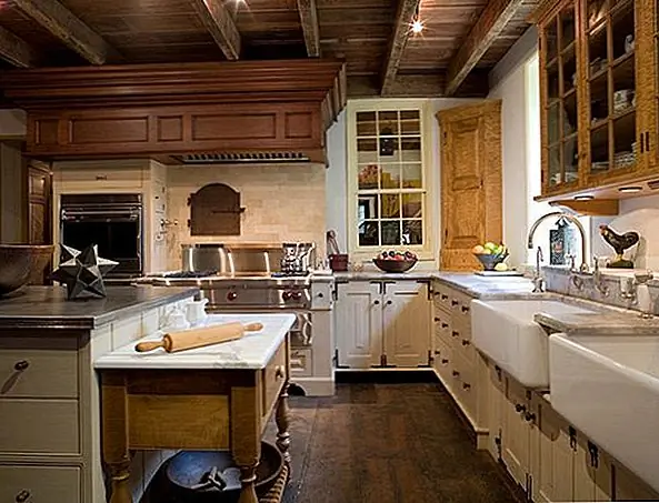 Пока мы находимся на кухне, как насчет восхищения этим рабочим пространством на острове с мраморным верхом, которое, как оказалось, совпадает с остальными столешницами? Прекрасное продолжение стиля на кусок (деревянный островный стол), который отличается от остальной кухни, придает сплоченность.