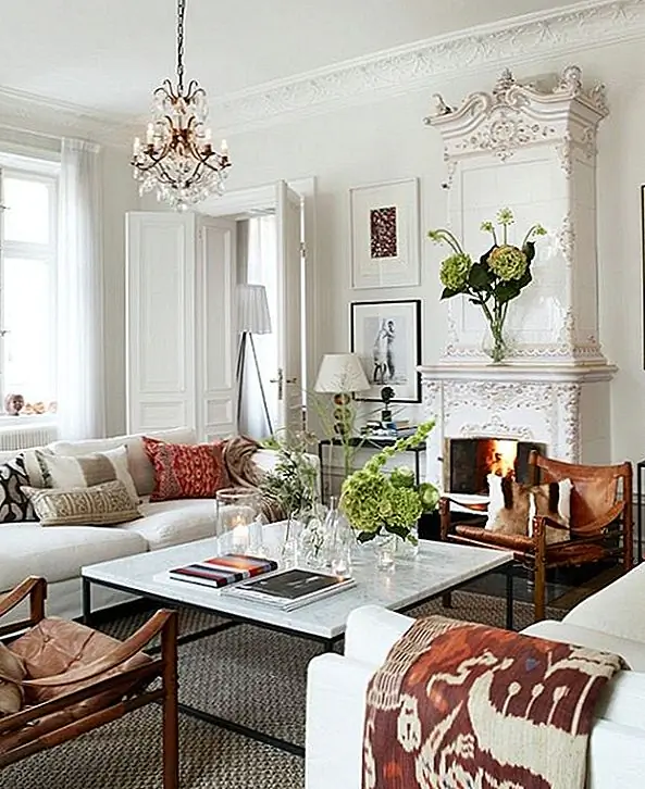 Перемещаясь в гостиную, этот большой мраморный журнальный столик делает огромное заявление. Превосходно удерживает свою собственную стильную штуку, даже среди кожаных шезлонгов и декоративной каминной полки. Простота формы самой таблицы в сочетании с элегантностью самого мрамора делает прекрасный матч.