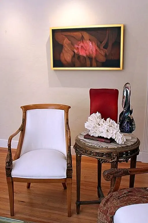 Конечно, мрамор делает превосходную столешницу в несовременных пространствах. Обладая большей окраской и более тяжелым прожилком, эта маленькая мраморная вершина является выдающимся предметом на деревянном столе, украшенном изящно вырезанным деревом. Многие другие природные элементы, в основном деревянные, выглядят шикарно даже с небольшим количеством видимого мрамора.