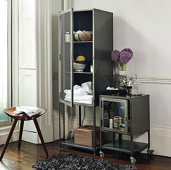 Металлический шкаф для ванной комнаты