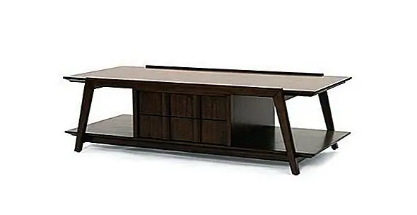 Габаритные размеры этого красивого и несколько контрастного коктейльного стола составляют 56 "с 26" d 16 "ч. Добавьте в гостиную, и она будет выглядеть красивой, независимо от декора. Кроме того, если вы хотите добавить некоторые предметы мебели в свой дом, вы можете выбрать некоторые предметы из той же коллекции, что и стол с 1 ящиком, стол с 3 ящиками, консоль или соответствующее зеркало. Все они имеют сходные конструкции, и они изготовлены из одних и тех же материалов и того же цвета. Они все современные и красивые, и они сделают большой декор для гостиной. Кроме того, некоторые предметы из этой коллекции также могут быть использованы в других комнатах, таких как спальня. Доступны для 1245 $.