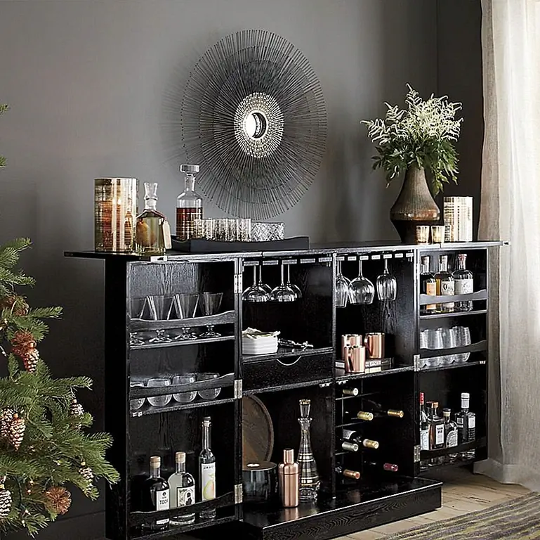 Шкаф Парового шкафа отличается элегантным дизайном, вдохновленным старинным пароходом, который был обновлен в соответствии с современными домами. Кабинет изготовлен из алюминиевых сухих веществ и шпона, с богатым эбеновым покрытием и серебристым готовым оборудованием. Он хранит бутылки на внутренней стороне дверей, а также склад для хранения и стеллажные стеллажи внутри. Доступно за 1400 долларов.