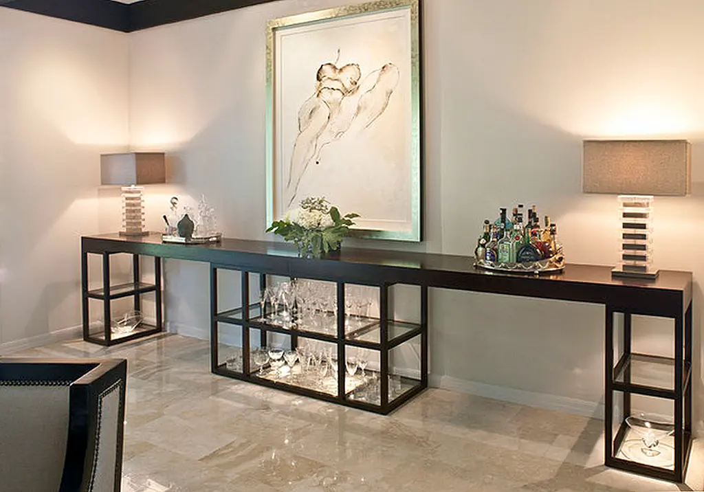 Вы можете держать лоток в гостиной, небрежно опираться на стол или медиа-блок. Или, может быть, вы можете проектировать мебель для гостиной таким образом, чтобы она включала в себя хранение для стекольной посуды, а лоток - это всего лишь способ сохранить все бутылки в одном месте, готовые к перемещению.