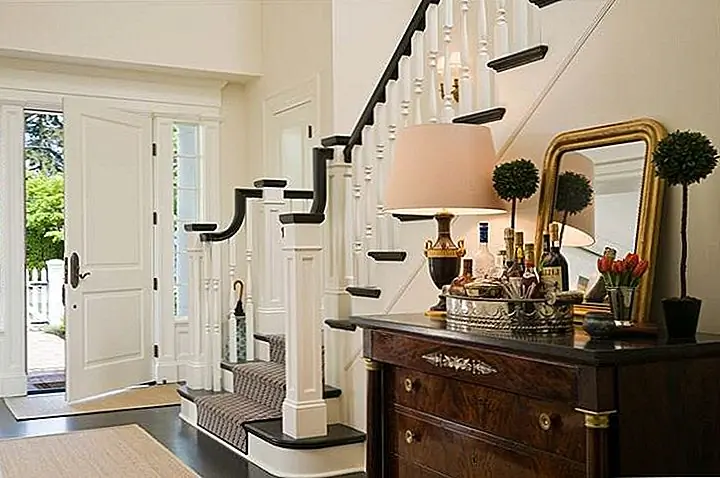 Когда нет места для шкафа или даже для маленькой корзины для бара, вы можете просто выбрать поднос. Используйте его, чтобы собрать коллекцию прекрасных бутылок и отобразить их на боковом столе или в столовой, где бы вы ни находились.