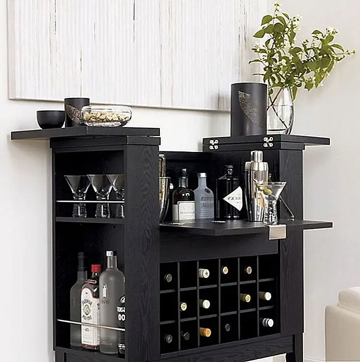 с компактным и простым дизайном, шкаф Parker Spirits имеет два листа, которые открываются, расширяя верхнюю поверхность. Это делает шкаф идеальным для небольших помещений. Передние двери могут создать открытую зону обслуживания, а боковые полки предлагают хранение для бутылок и стеблей. Доступно за 400 долларов.