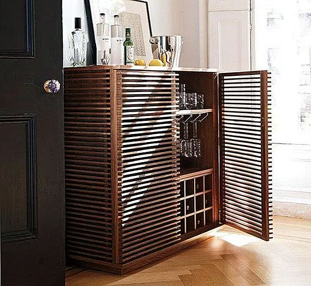 Дизайнер Nathan Yong, Line Wine Bar делает заявление с его стильным дизайном, вдохновленным мебелью 1960-х годов. Он имеет два ящика с кожаными притяжениями, открытый кубик и две стойки для хранения для посуды. Там также хранилище для бутылок, а стойки - съемные. Доступны на месте.