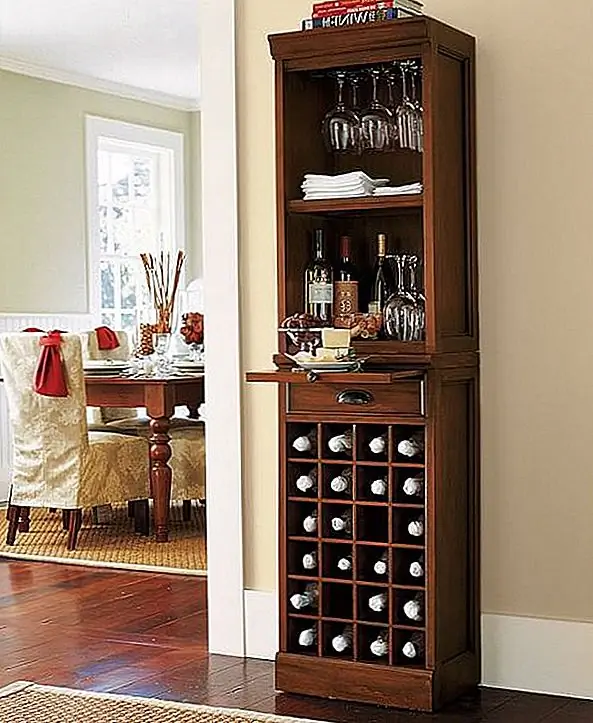 Эта модульная стойка бара является стильной альтернативой встроенной шкафчике, отличающейся элегантным и экономичным дизайном. Он изготовлен из красного дерева и лиственных пород с клеткой, которая может содержать 9 бокалов и винный шкаф, который вмещает 24 бутылки. Доступен за 619 долларов.