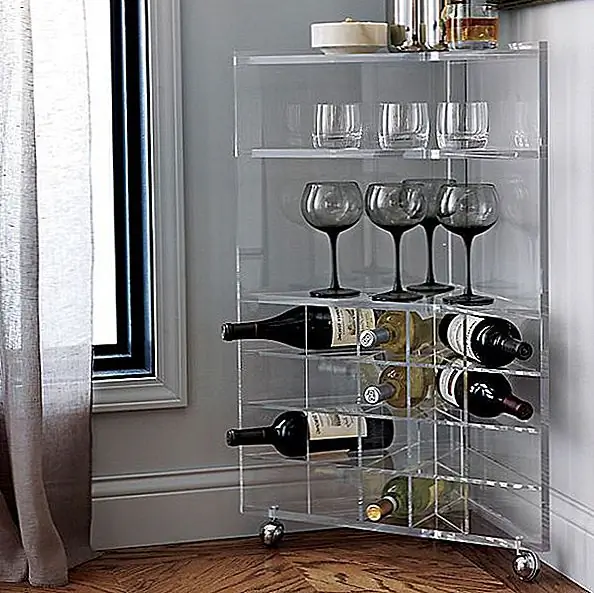 Коробка с тонизирующим стержнем SAIC предназначена для установки в углу комнаты. Тележка имеет треугольную форму и изготовлена из прозрачного акрила. Это не только делает его чрезвычайно универсальным, но и придает ему минималистский вид, который делает его идеальным для современных интерьеров. Доступно за 509 долларов.